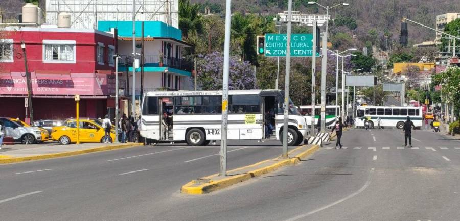 Normalistas y STEUABJO bloquean vías en la capital; levantan el plantón tras horas de caos vial