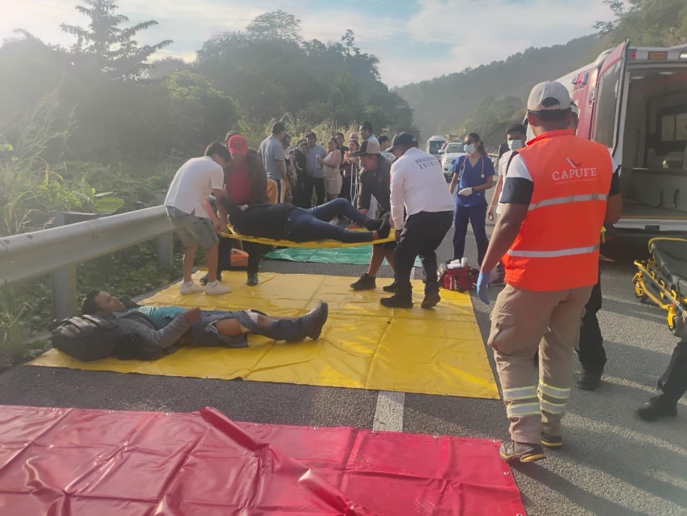 Se incendia autobús de ADO en la súper carretera 175-D; circulan fotos y video del siniestro