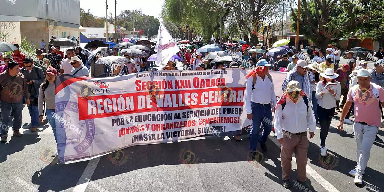 Oaxaca bloqueada de punta a punta: la Sección 22 toma puentes, refinerías, plazas y carreteras Oaxaca bloqueada de punta a punta: la Sección 22 toma puentes, refinerías, plazas y carreteras