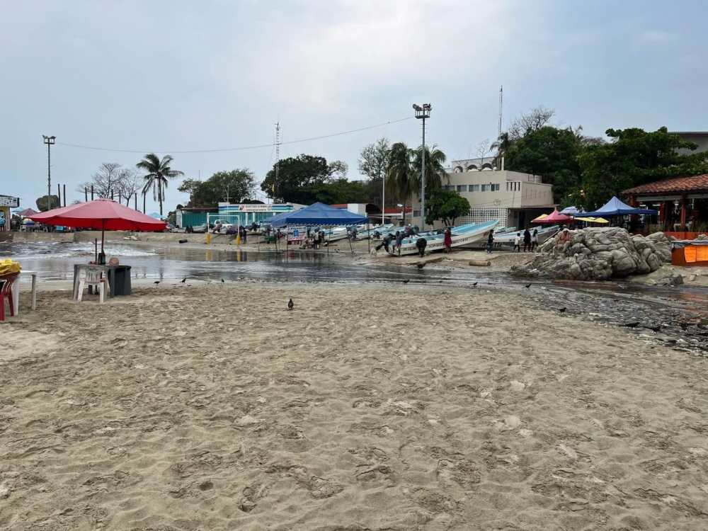 Aguas negras en la bahía de Puerto Escondido