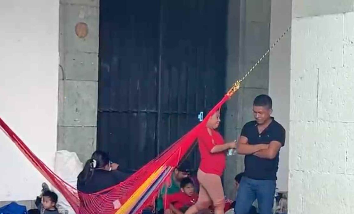 Desplazados mixes en el Zócalo. El gobierno, sin respuesta.