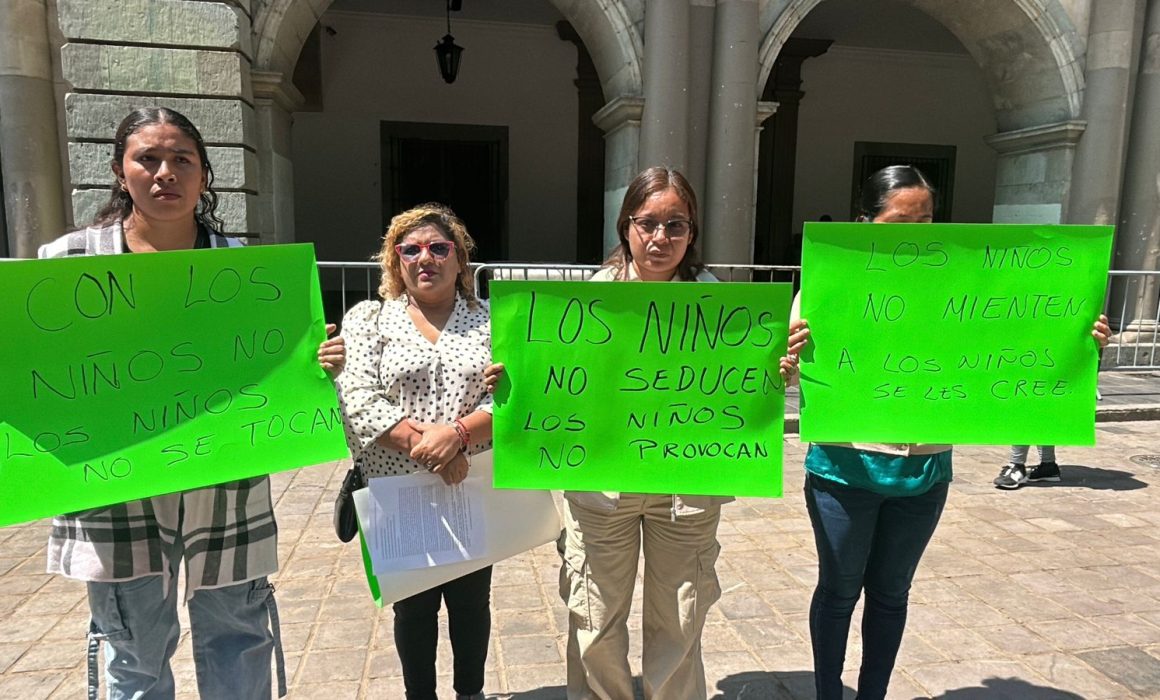 Madres denuncian en el Zócalo presunta agresión sexual en primaria de María Lombardo