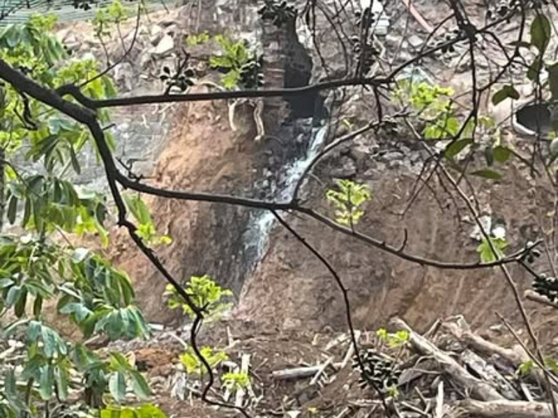 Reforma huele mal: denuncian que la MEGA obra rompió drenaje y tira aguas negras