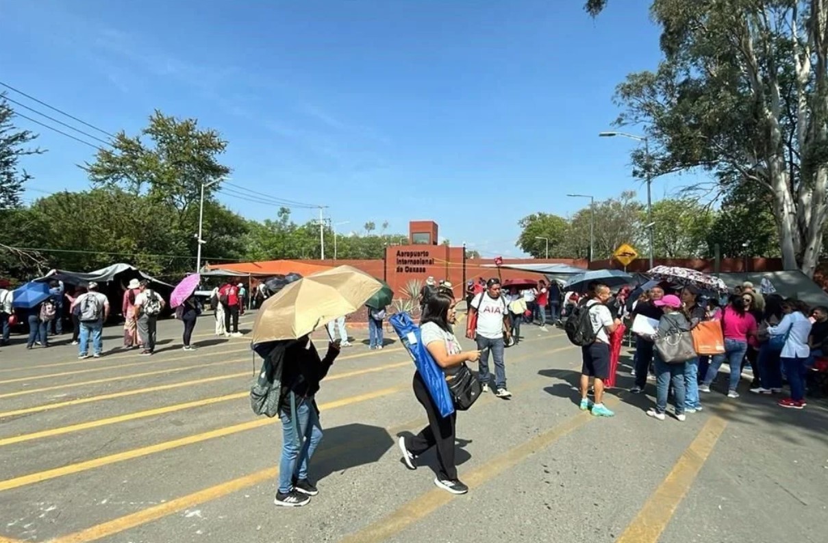 Maestros que bloquean vuelos: la protesta que afecta a quien no decide