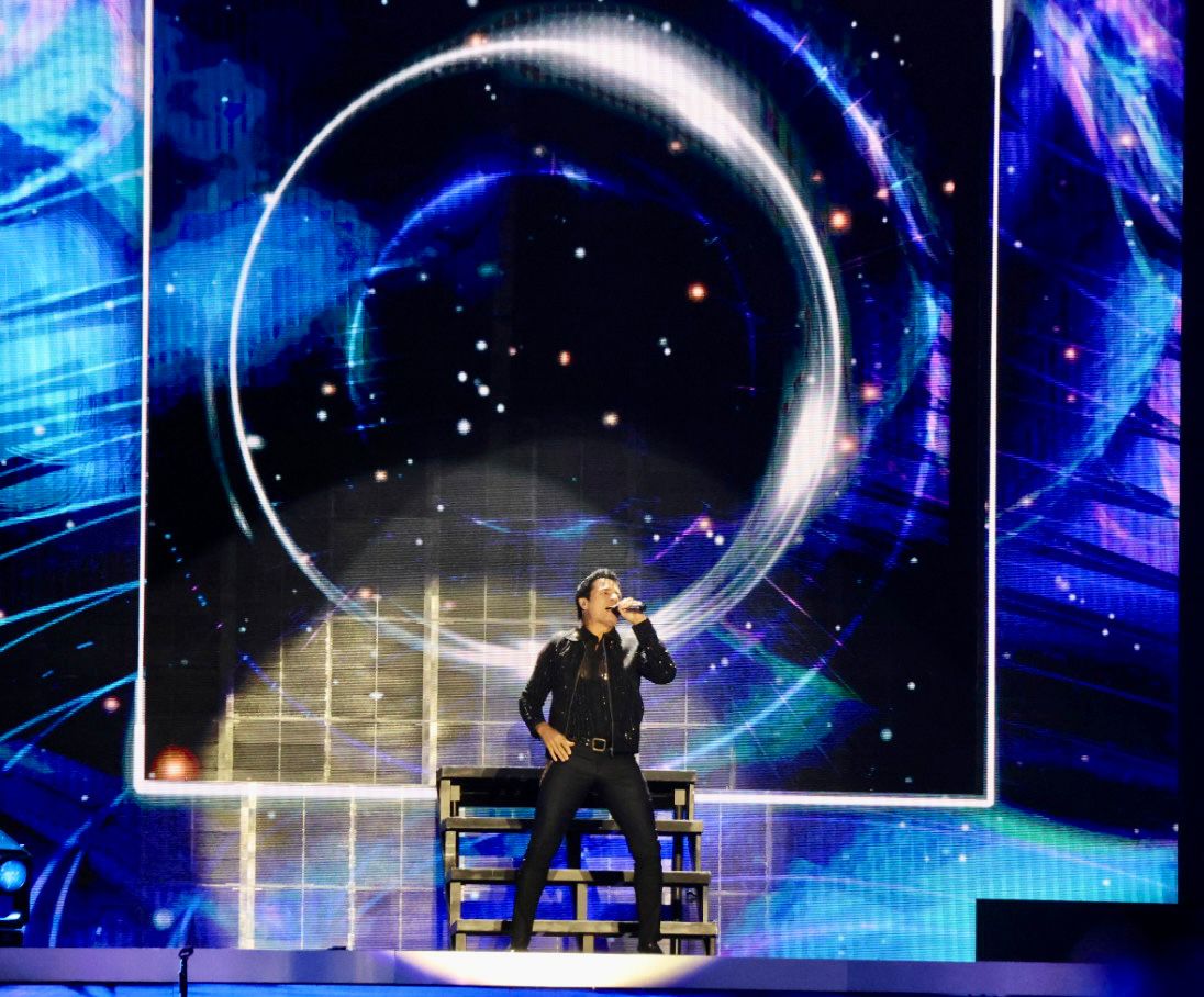 Chayanne llena lo que la política vacía