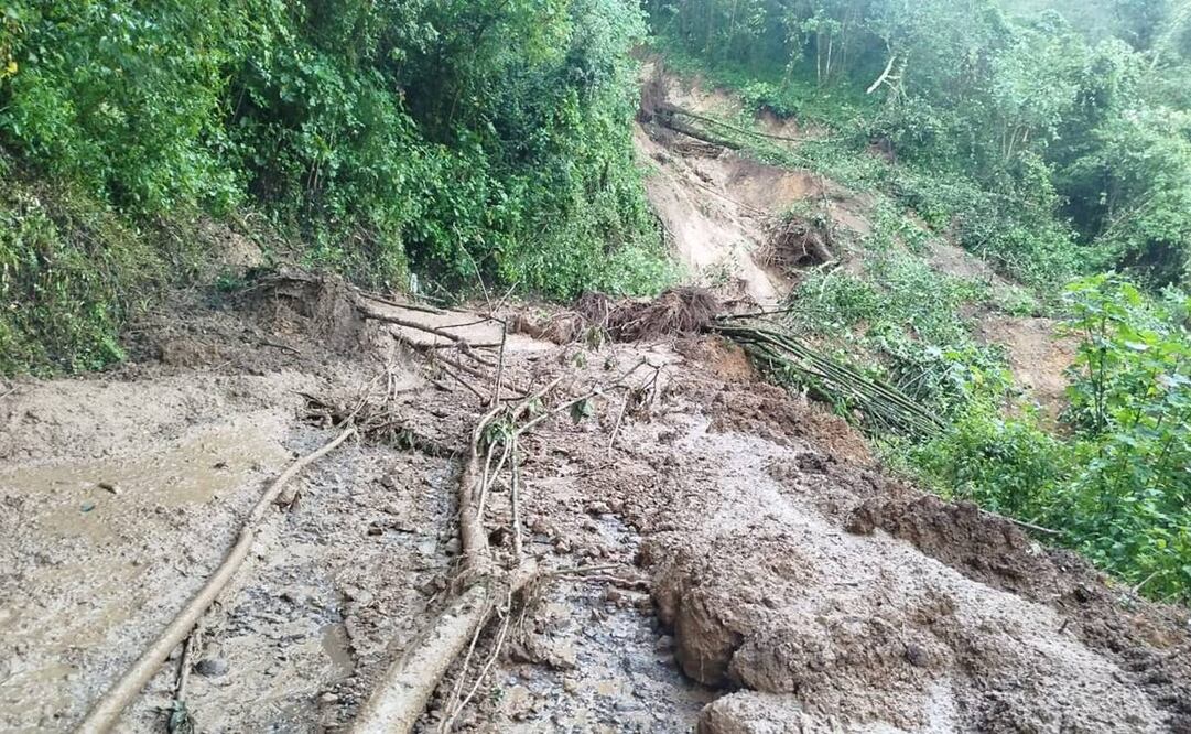 Lluvia y derrumbes cierran carreteras de Oaxaca