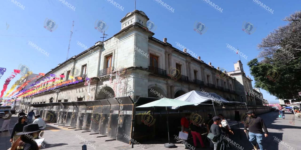 Gobierno de Oaxaca gasta casi 9 millones de pesos en 605 vallas antimotines