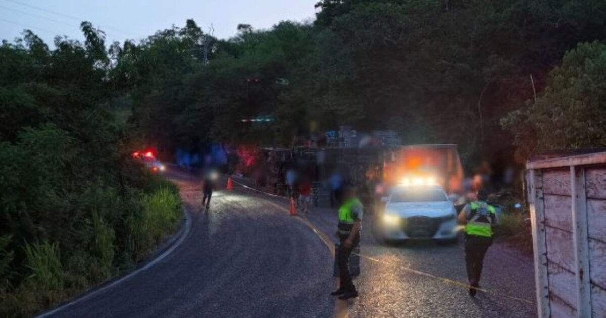Un accidente, un estado incomunicado: la pipa que paralizó la Tehuacán-Oaxaca en plena Guelaguetza Un accidente, un estado incomunicado: la pipa que paralizó la Tehuacán-Oaxaca en plena Guelaguetza