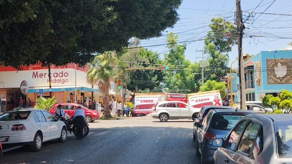 Fiesta con fisuras: la Guelaguetza arrancó con lleno total mientras el CSEIIO exigía la salida de su director Fiesta con fisuras: la Guelaguetza arrancó con lleno total mientras el CSEIIO exigía la salida de su director