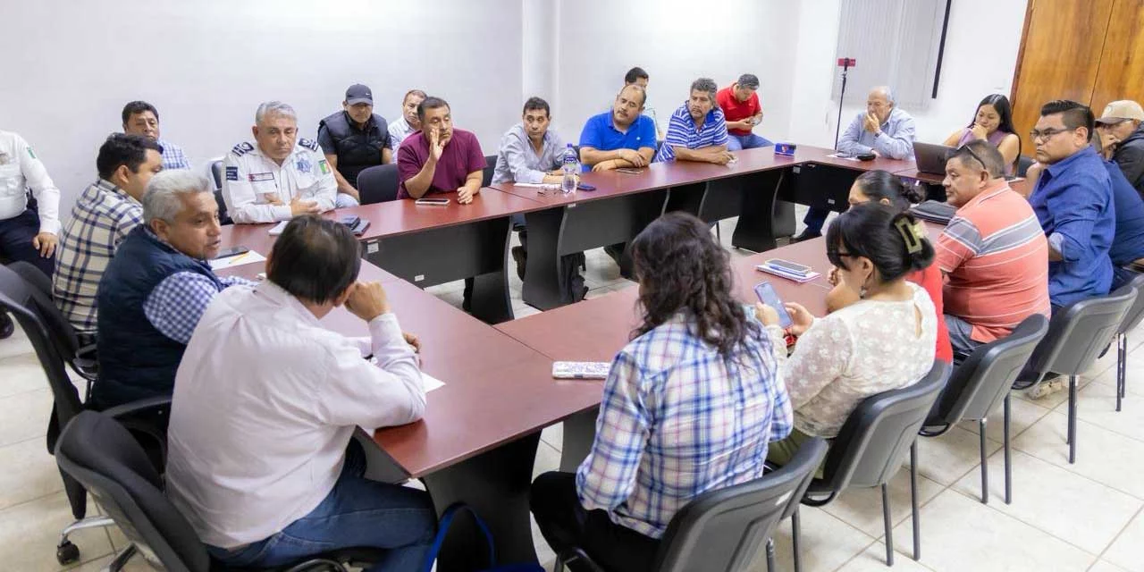 Calles despejadas, diálogos rotos: el caos del reordenamiento vial en el Centro Histórico de Oaxaca Calles despejadas, diálogos rotos: el caos del reordenamiento vial en el Centro Histórico de Oaxaca