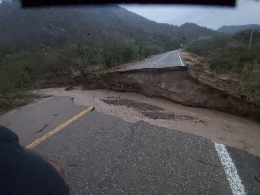 Cerro se desgaja y deja incomunicado al Istmo: carretera federal 190, bloqueada por completo