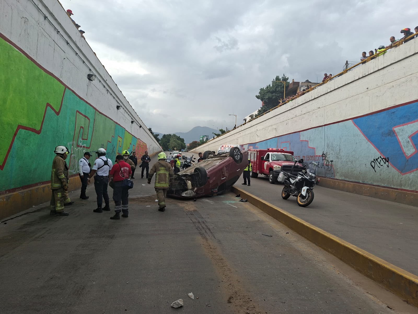 «Amigos» de parranda: borracho vuelca en Cinco Señores y huye dejando a cuatro heridos