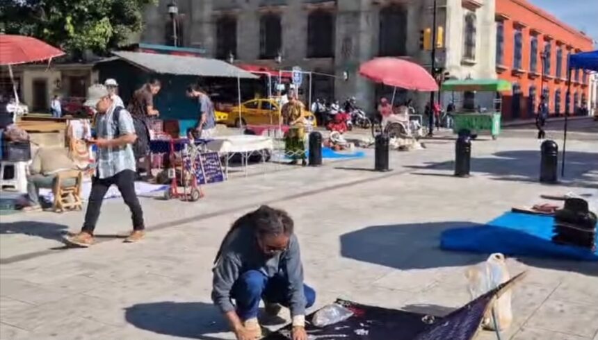 Ambulantes toman el Zócalo apenas la seguridad se distrae con la visita de Sheinbaum