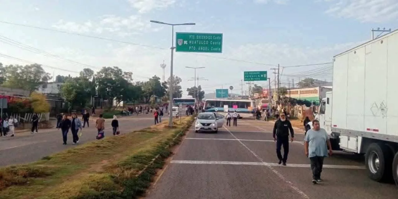 Zaachila cumple cuatro días de bloqueo en la 175 por falta total de agua