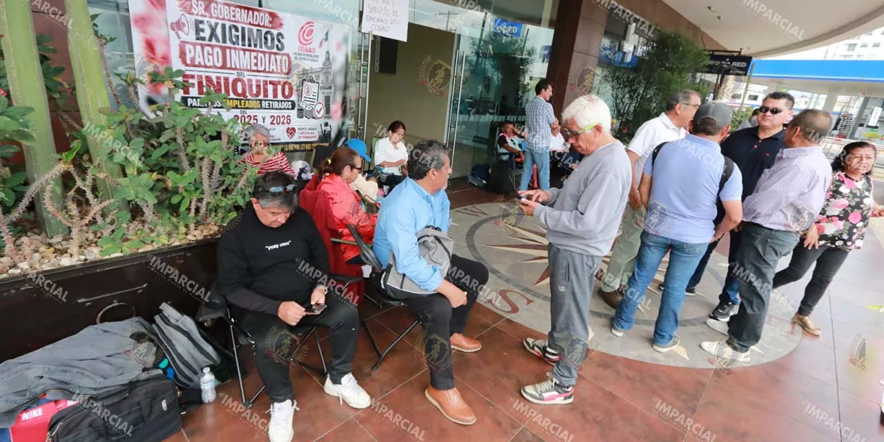 100 jubilados del COBAO cumplen semanas exigiendo su finiquito; hoy volvieron a bloquear Avenida Universidad