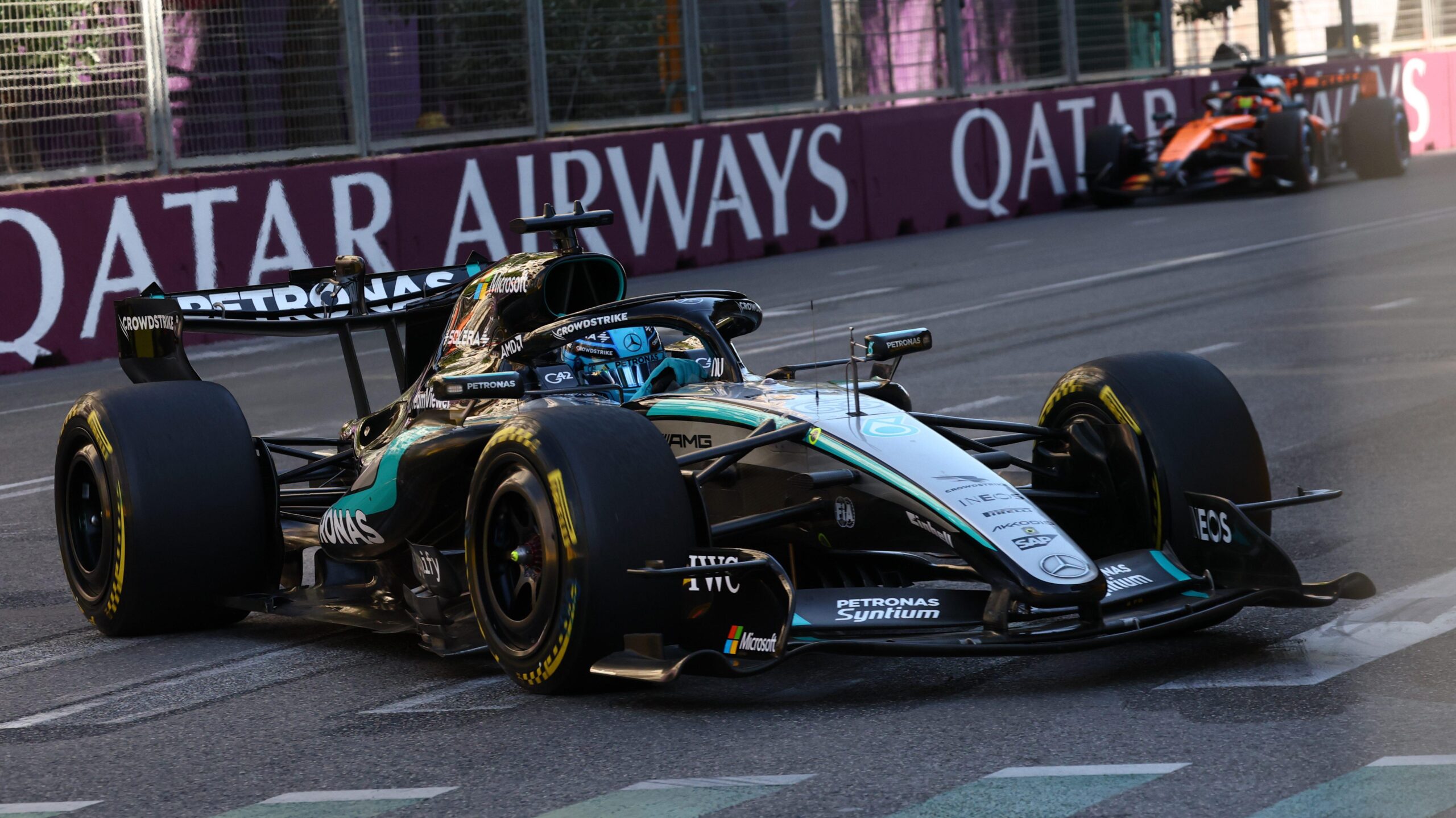 Russell gana por 196 milésimas a Verstappen en un caótico GP de Azerbaiyán