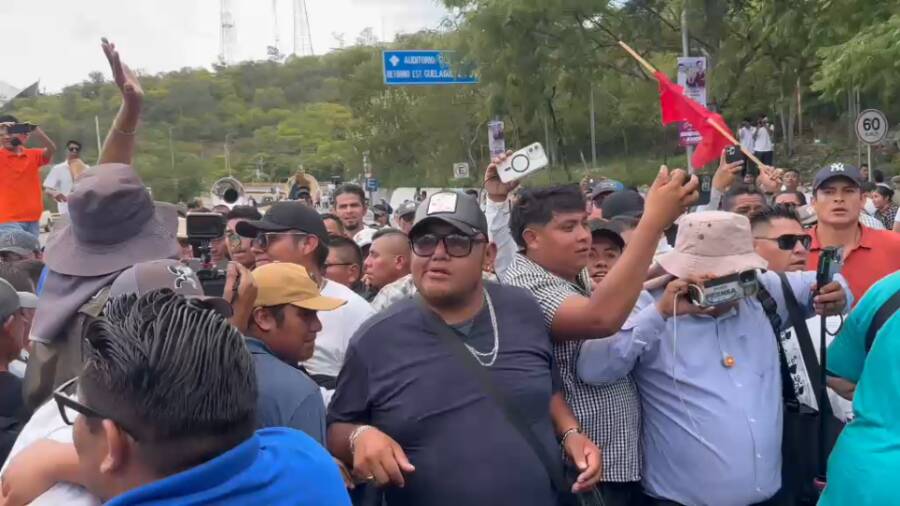 Piedras y golpes contra la Sección 22 en el Cerro del Fortín mientras Sheinbaum daba su informe en Oaxaca