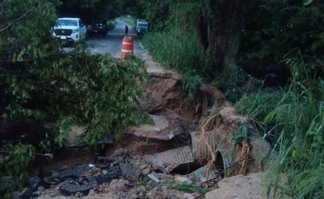 El temporal no da tregua: derrumbes dejan incomunicada la Juquila-Zacatepec y otras rutas de la Sierra Sur y la Costa