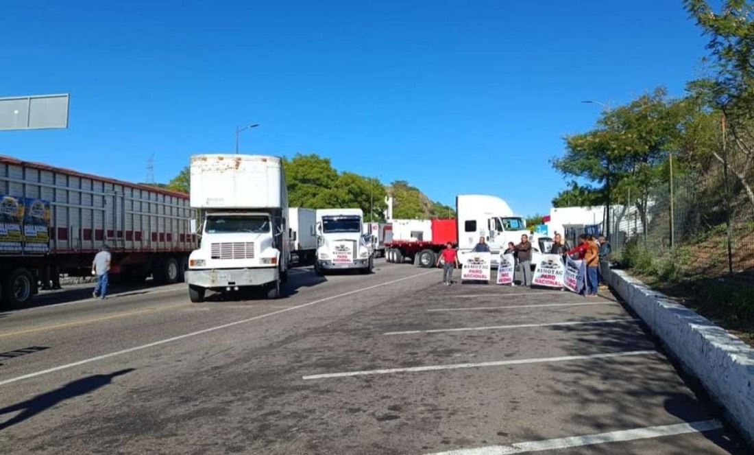 Transportistas toman la caseta de Huitzo en el paro nacional: exigen seguridad en las carreteras